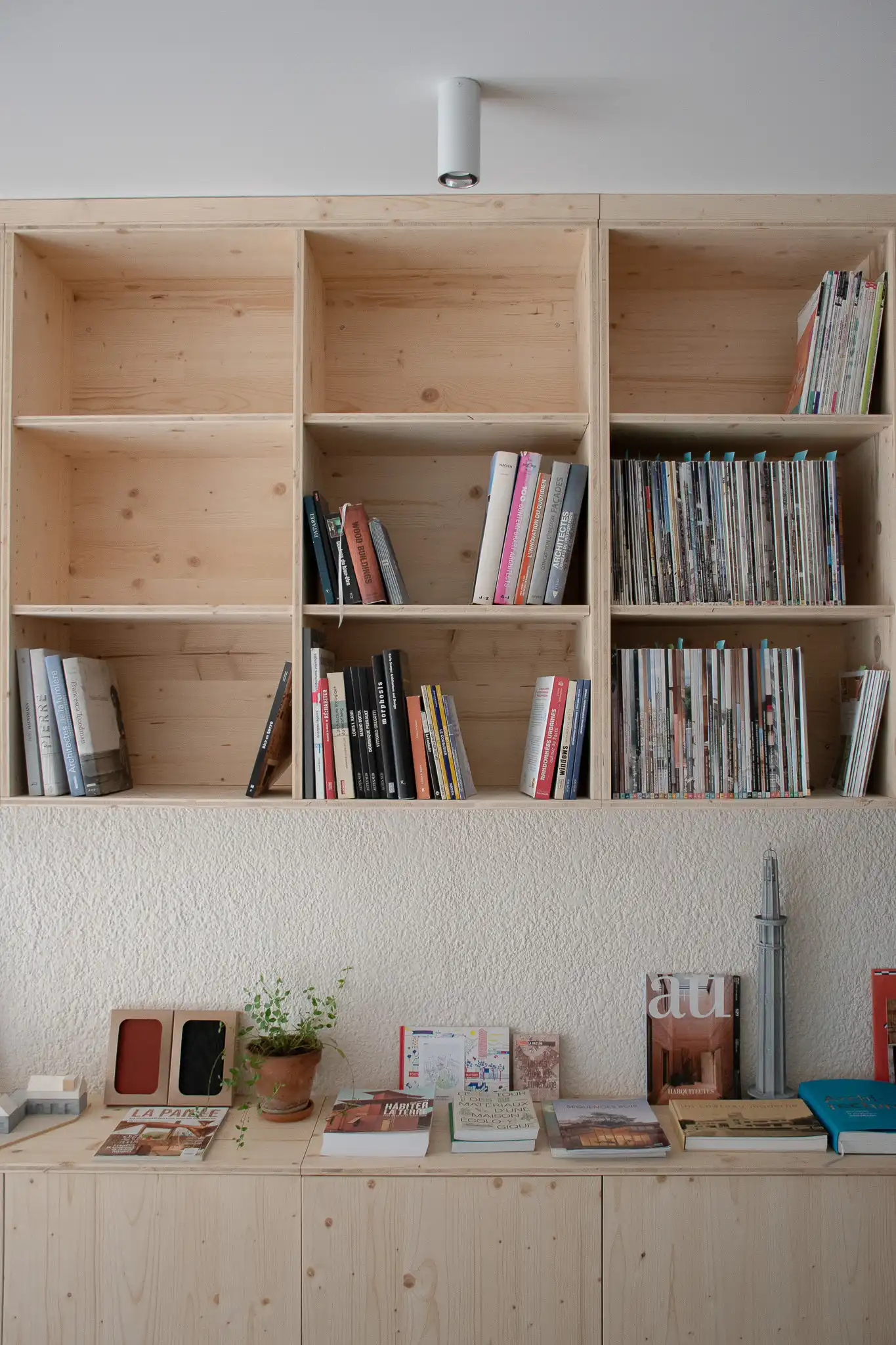 détail de la bibliothèque de l'agence asné architecture à Bordeaux